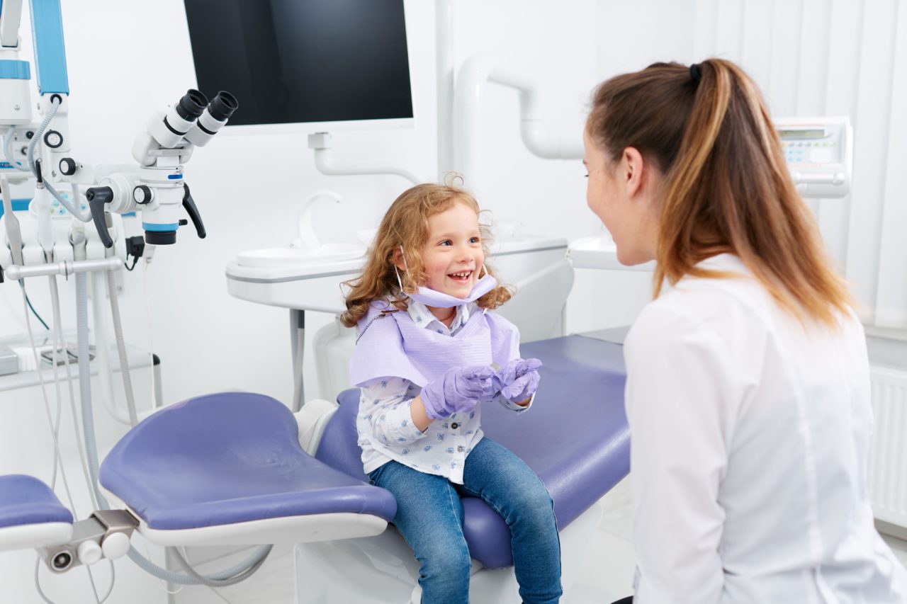 Стоматолог здоровается с ребенком